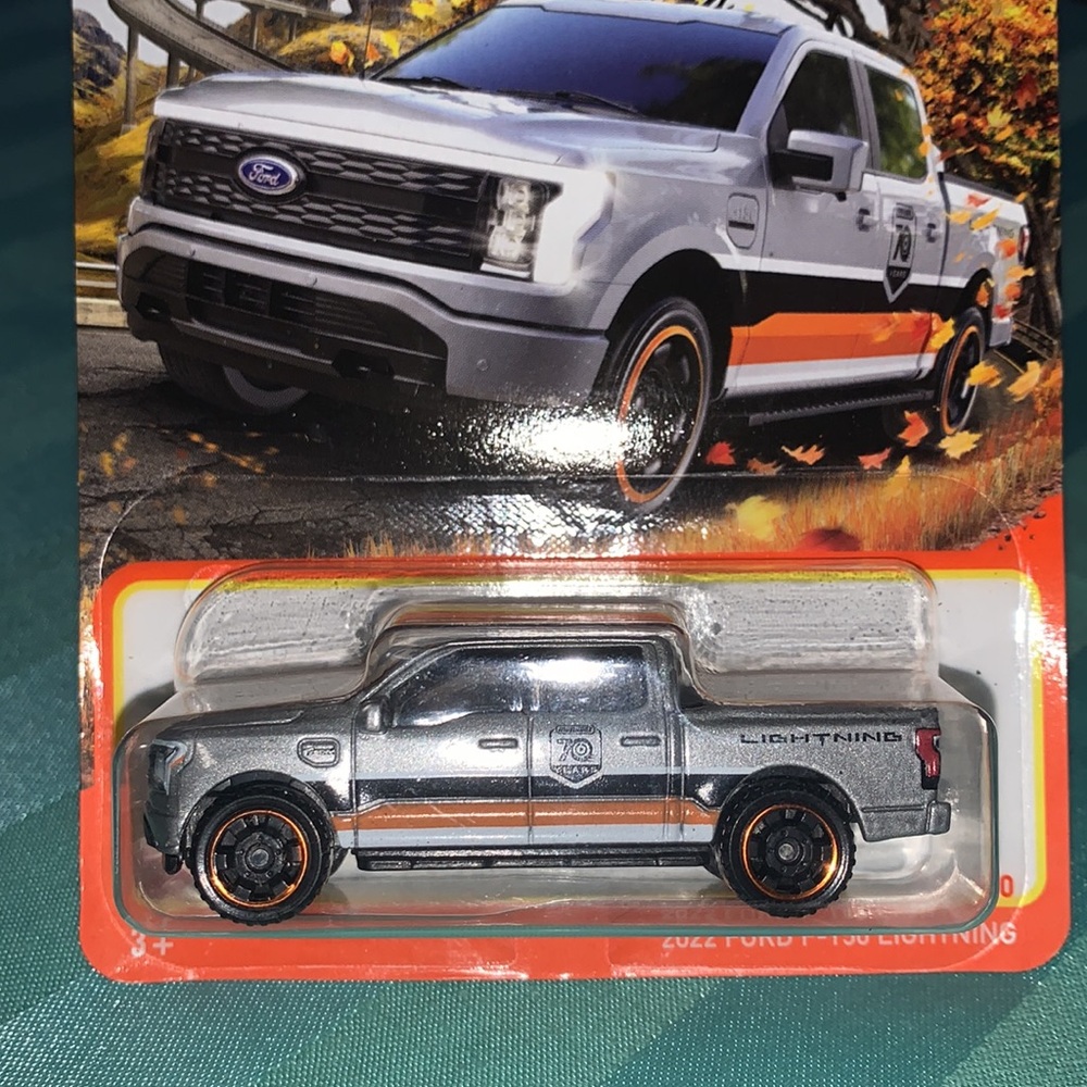 FORD Matchbox 70 yrs 2022 Ford F-150 Lightning - Silver special edition